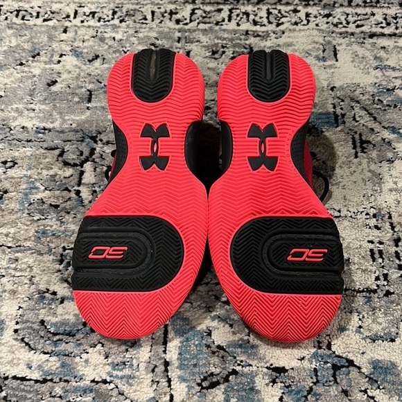 Under Armour Boys Basketball shoes. - Picture 6 of 7